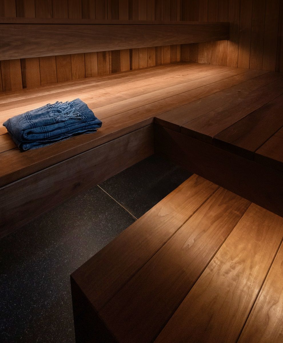 The lighting in the fireplace room is done with a LED strip indirectly illuminating the ceiling and the steps